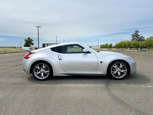 Used 2009 Nissan 370Z Touring w/ Sport Pkg RWD image 4
