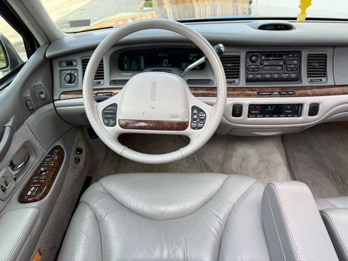 Used 1995 Lincoln Town Car Cartier RWD image 5