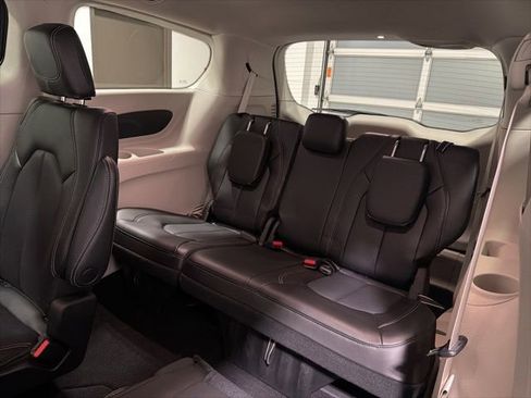 Used 2023 Chrysler Pacifica Touring-L image 27