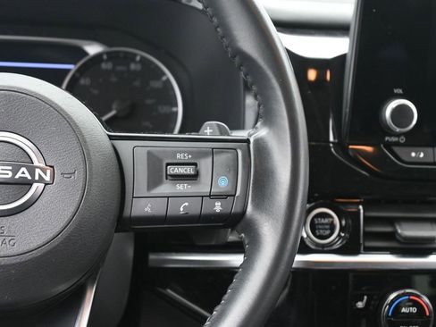 Used 2023 Nissan Pathfinder SV image 29