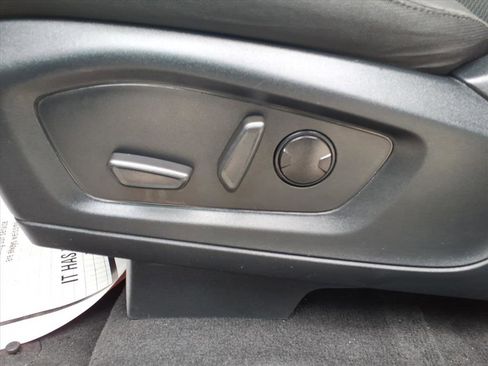 Used 2022 Ford Explorer XLT image 12