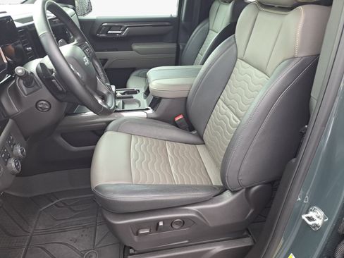 Used 2025 Chevrolet Silverado 1500 ZR2 w/ Technology Package AWD/4WD image 9