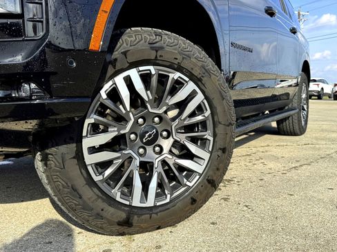 Used 2025 Chevrolet Suburban Z71 image 2