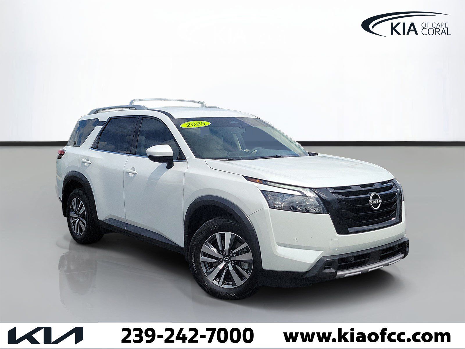 Used 2025 Nissan Pathfinder SL w/ Black Appearance Package FWD image 1