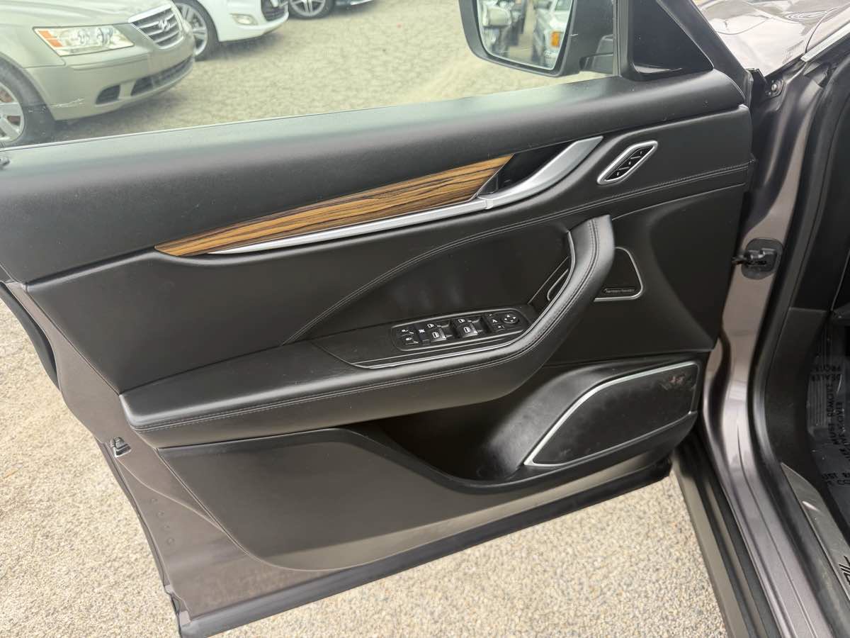 Used 2017 Maserati Levante w/ Luxury Package AWD/4WD image 10