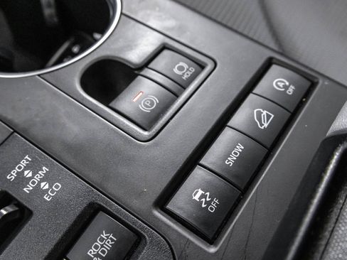 Used 2022 Toyota Highlander LE AWD/4WD image 32