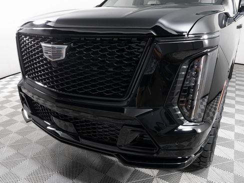 Used 2025 Cadillac Escalade ESV V w/ LPO, ONYX Package image 34