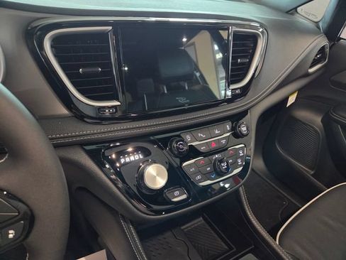 New 2027 Chrysler Pacifica Limited w/ S Appearance Package FWD image 27