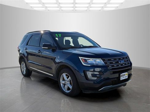 Used 2017 Ford Explorer XLT image 2