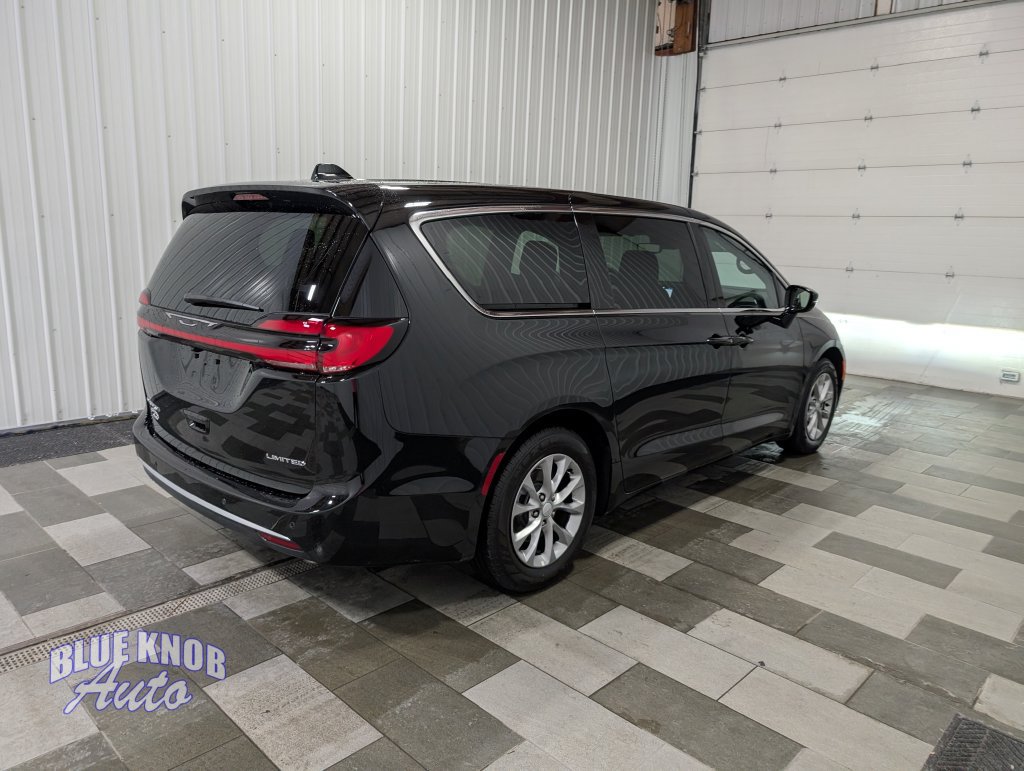 Used 2027 Chrysler Pacifica Limited FWD image 4