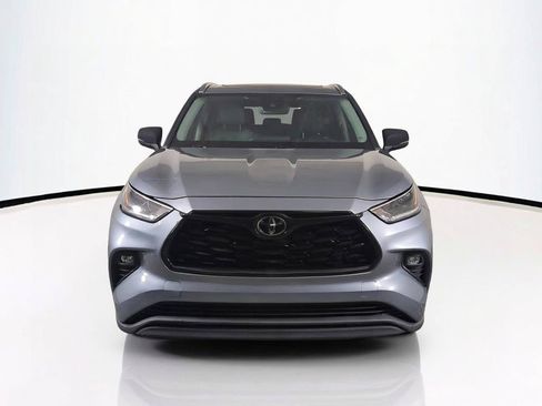 Used 2021 Toyota Highlander XLE FWD image 3