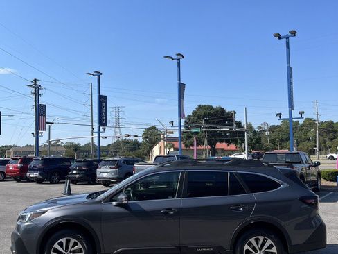 Used 2020 Subaru Outback Premium image 6