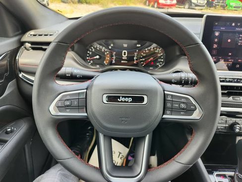 Used 2025 Jeep Compass Trailhawk AWD/4WD image 10