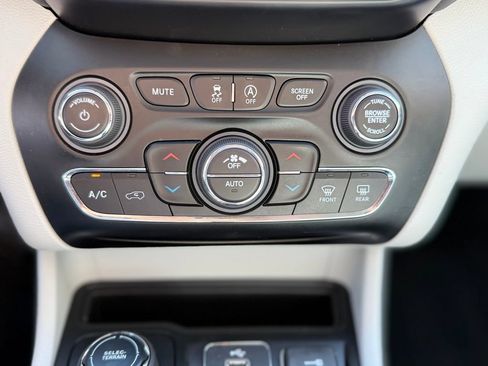 Used 2019 Jeep Cherokee Limited AWD/4WD image 29