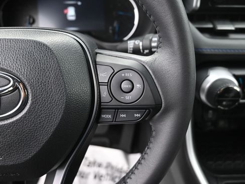 Used 2023 Toyota RAV4 SE image 12