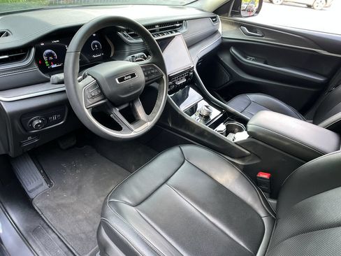 Used 2023 Jeep Grand Cherokee Limited w/ Luxury Tech Group II AWD/4WD image 10