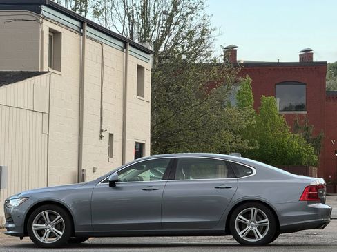 Used 2018 Volvo S90 T5 Momentum w/ Convenience Package FWD image 4