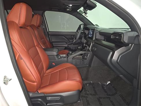 Used 2025 Toyota 4Runner SR5 AWD/4WD image 12