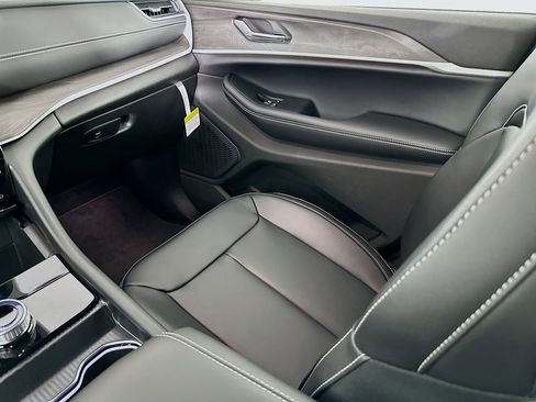 New 2025 Jeep Grand Cherokee Limited image 30