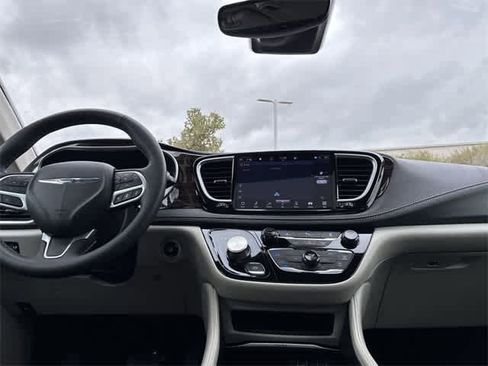 Used 2023 Chrysler Pacifica Limited image 30