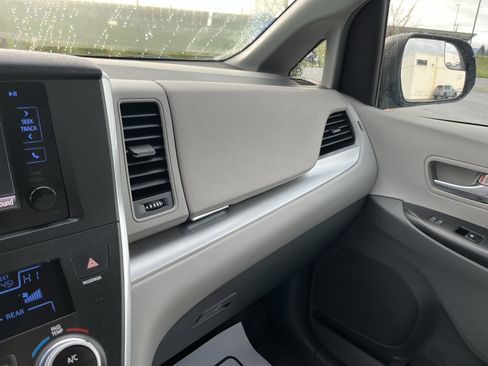 Used 2017 Toyota Sienna LE image 23