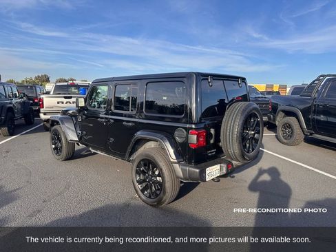 Used 2025 Jeep Wrangler Unlimited Sahara w/ Safety Group AWD/4WD image 3