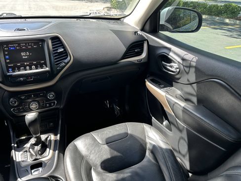 Used 2018 Jeep Cherokee Limited FWD image 19