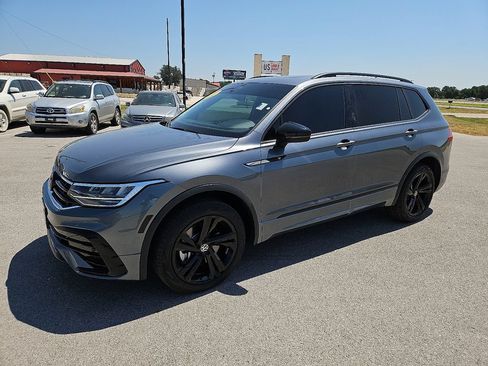 Used 2024 Volkswagen Tiguan SE R-Line w/ MDO Package, Three-Row FWD image 2