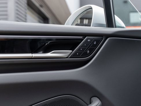 Certified 2025 Porsche Macan Electric image 20