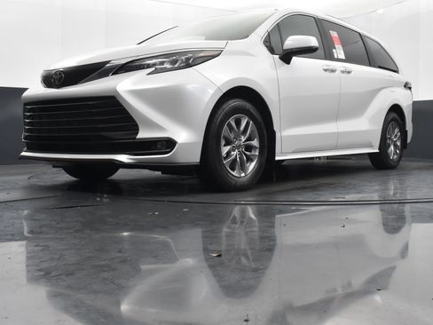 Used 2026 Toyota Sienna XLE FWD image 35