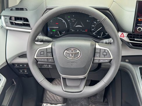 Used 2026 Toyota Sienna XLE FWD image 20