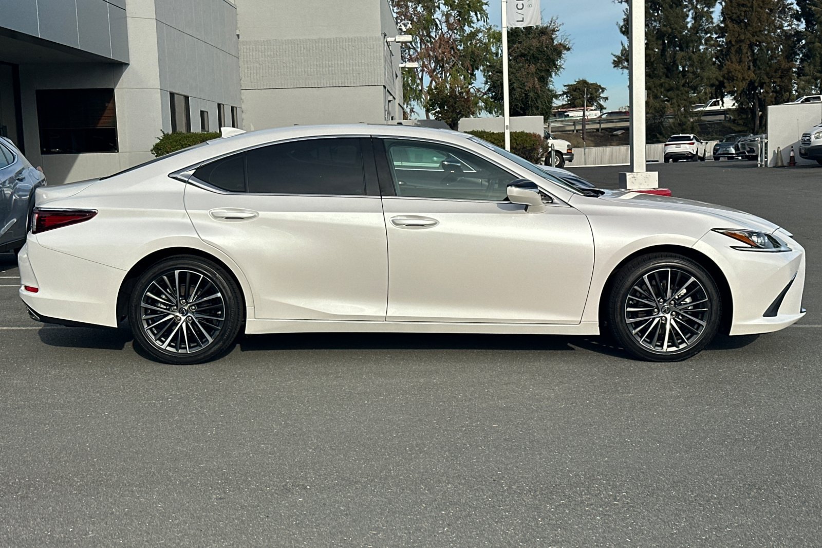Certified 2024 Lexus ES 350 w/ Premium Package FWD image 3