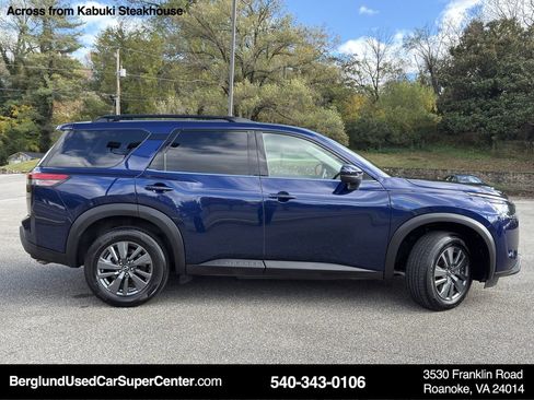 Used 2024 Nissan Pathfinder SV image 3