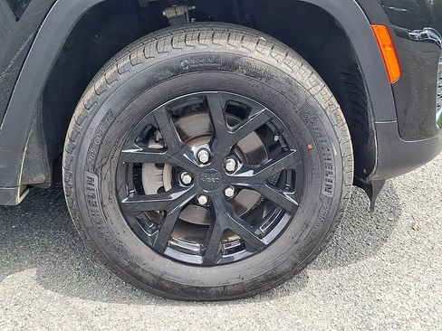 Used 2025 Jeep Grand Cherokee Altitude AWD/4WD image 11