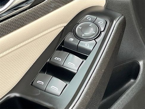 Used 2023 Chevrolet Traverse Premier image 18