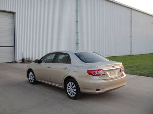 Used 2013 Toyota Corolla LE image 9