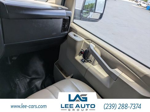 Used 2022 Chevrolet Express 3500 Extended w/ Driver Convenience Package RWD image 15