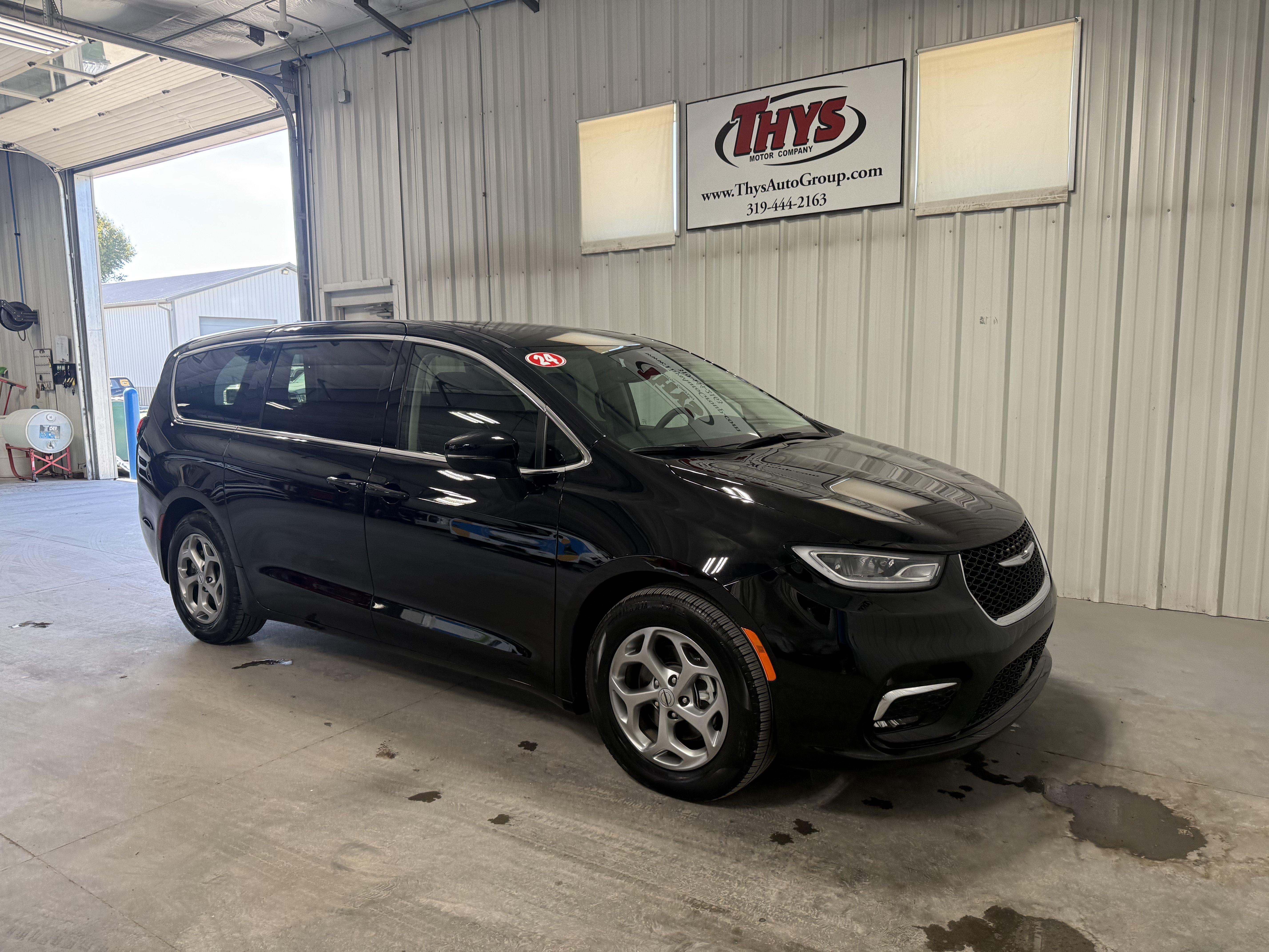 Used 2024 Chrysler Pacifica Limited w/ Trailer Tow Group FWD image 1