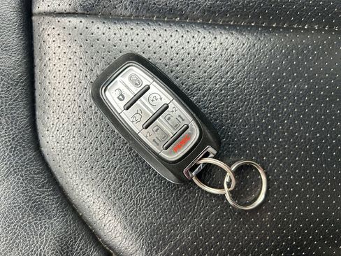 Used 2022 Chrysler Pacifica Touring-L image 33