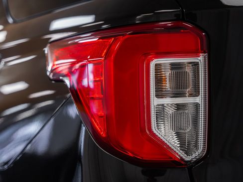 Used 2023 Ford Explorer XLT w/ Equipment Group 202A AWD/4WD image 7