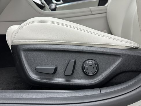 Used 2025 Genesis G70 2.5T image 27