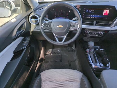 Certified 2024 Chevrolet Trax LT w/ Sunroof Package image 18