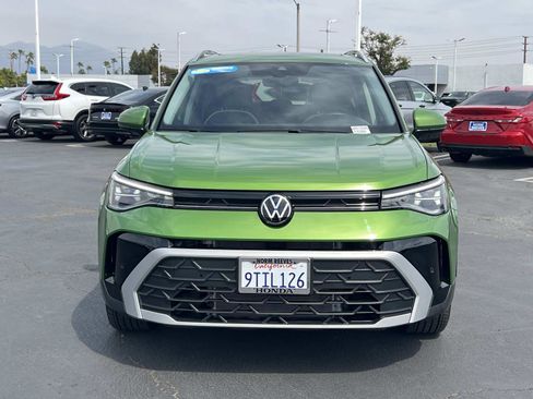 Used 2025 Volkswagen Taos SE w/ Panoramic Sunroof Package image 4