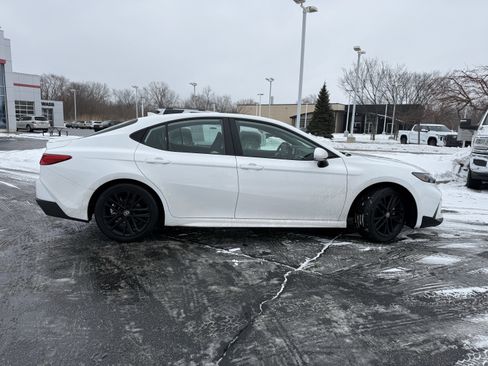 Used 2025 Toyota Camry SE image 10