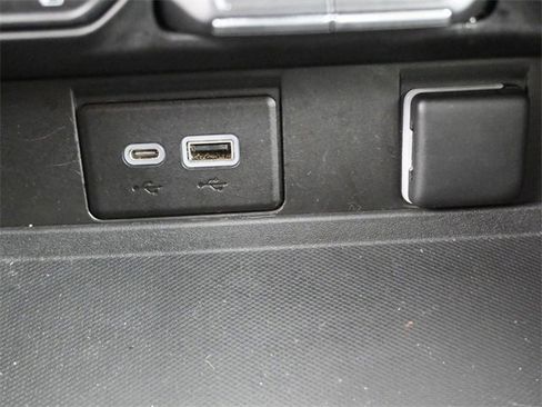 Used 2022 Chevrolet Suburban LT w/ Luxury Package image 9