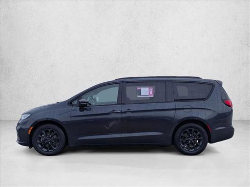 Used 2021 Chrysler Pacifica Touring w/ Uconnect Theater Family Group image 8