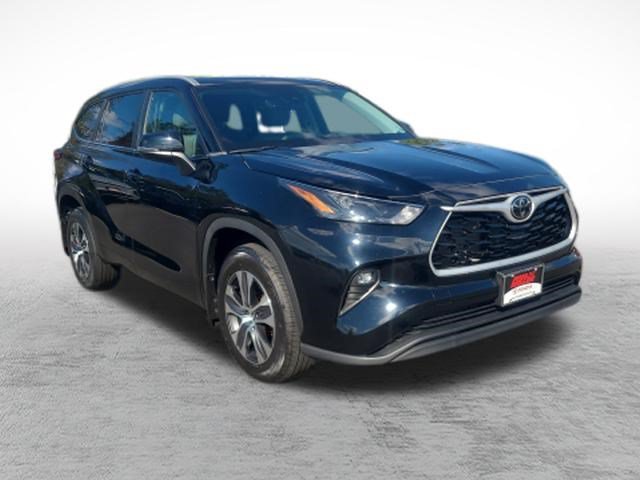 Used 2023 Toyota Highlander XLE AWD/4WD image 3