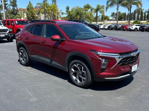 Used 2025 Chevrolet Trax LT w/ LT Convenience Package FWD image 6