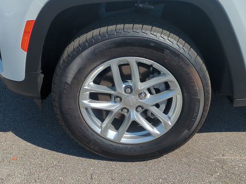 New 2025 Jeep Grand Cherokee Laredo image 11