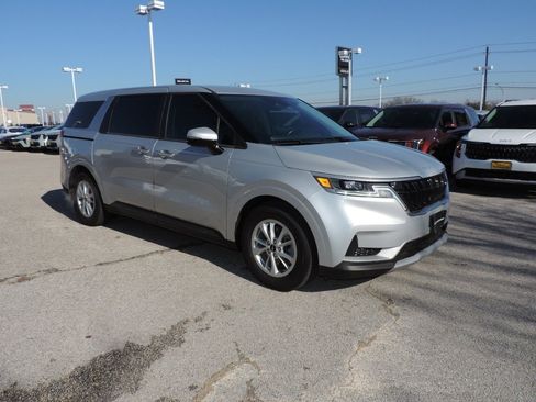 Used 2022 Kia Carnival LX image 3